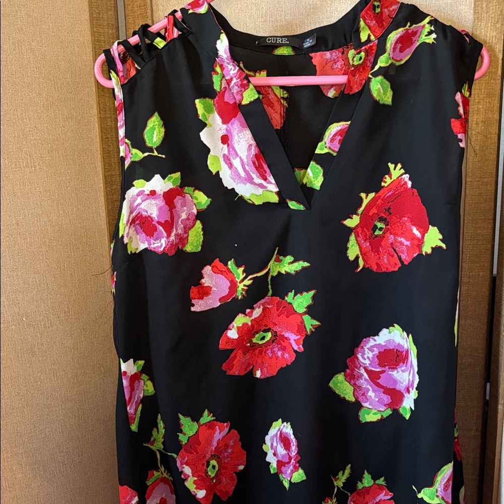 FINAL MARKDOWN Cure Floral Sleeveless Top with V-Neck Medium